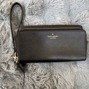 Kate Spade New York Black Zip Around Wristlet – Excellent Condition